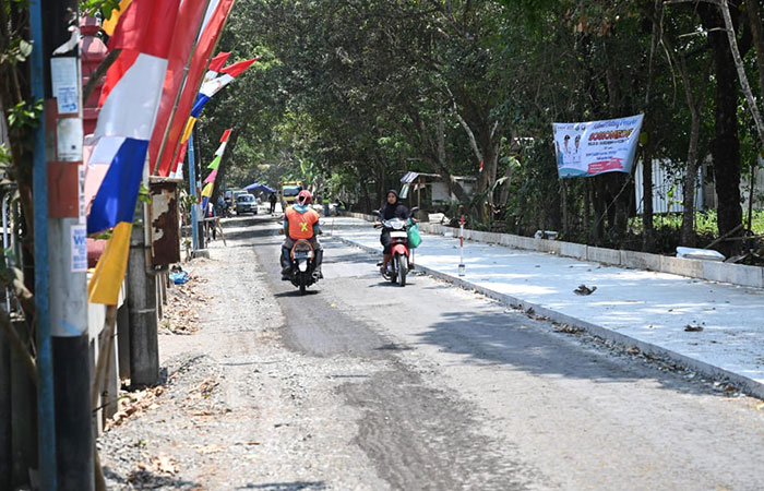 BETONISASI : Peningkatan Jalan Daendles melalui metode betonisasi sudah mulai dikerjakan. Proyek pembangunan ini dilakukan menggunakan anggaran pemerintah pusat senilai Rp 125 miliar.PROKOPIM KEBUMEN