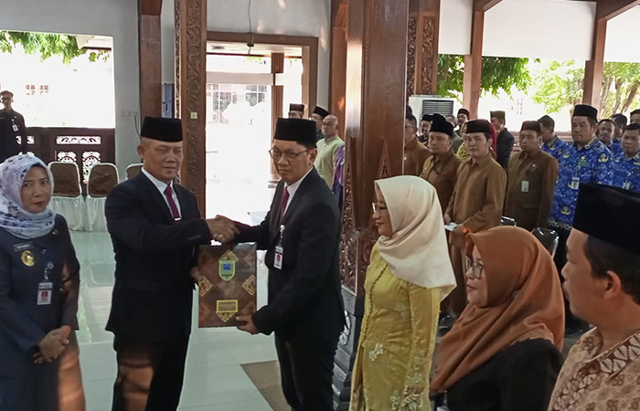 SEKDA BARU : Bupati Kebumen Arif Sugiyanto mengambil sumpah Edi Riyanto yang ditunjuk sebagai Sekda Kebumen.M HAFIED/RADAR KEBUMEN