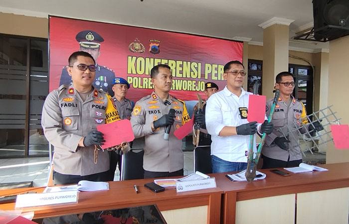 TS, 37, warga Kabupaten Purworejo harus berurusan dengan Polres Purworejo lantaran nekat mencuri baterai power provider milik PT Indosat dan PT XL Axiata di wilayah Kabupaten Purworejo.