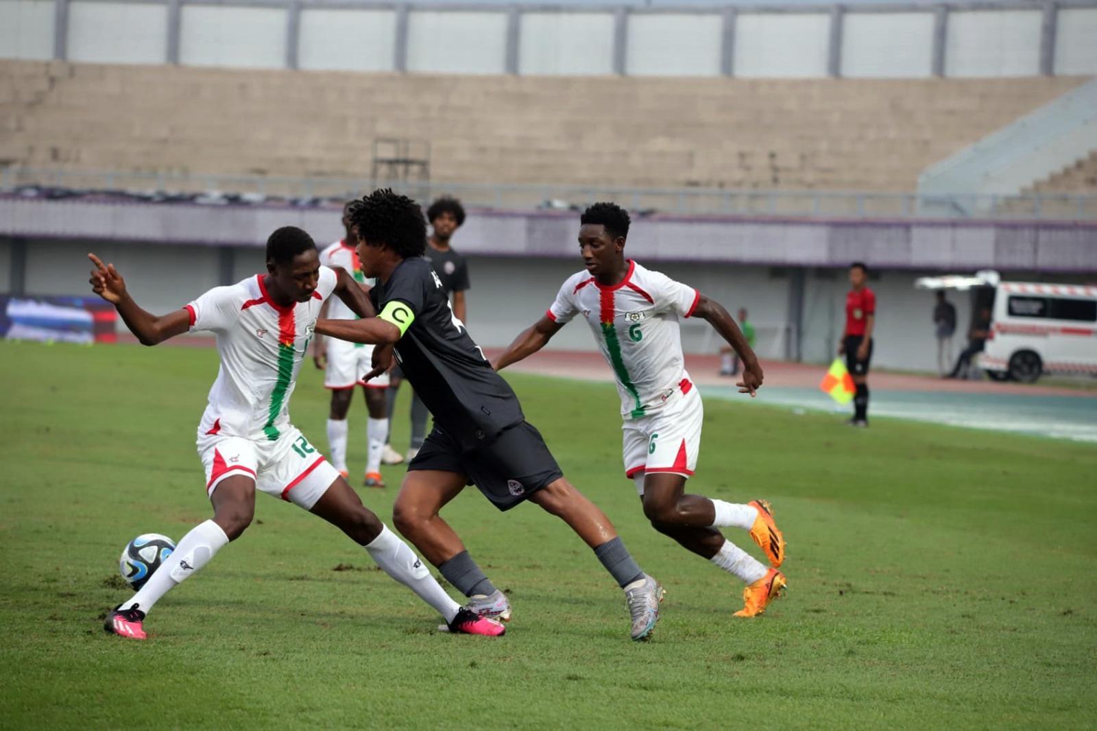 Timnas Burkina Faso U17 (putih) uji coba menghadapi Kaledonia Baru U17  (hitam) dengan kemenangan 5-0 (doc Persita Tangerang)