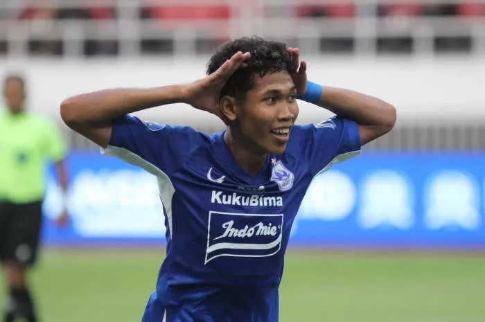 Selebrasi Tri Setiawan usai membobol gawang Persita untuk yang pertama. (Baskoro Septiadi/Jawa Pos Radar Semarang)