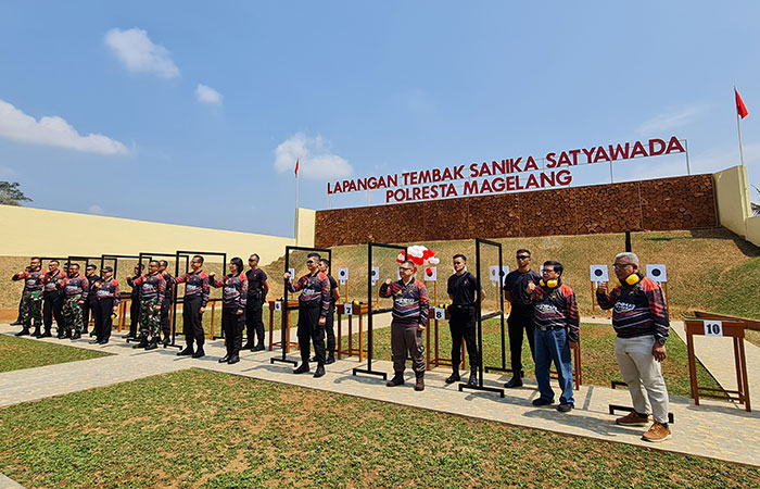 UJI COBA: Kapolresta Magelang, Kapolres Magelang Kota, Dandim 0705/Magelang, dan jajaran forkopimda melakukan penembakan usai peresmian lapangan tembak Sanika Styawada, Rabu (8/11).