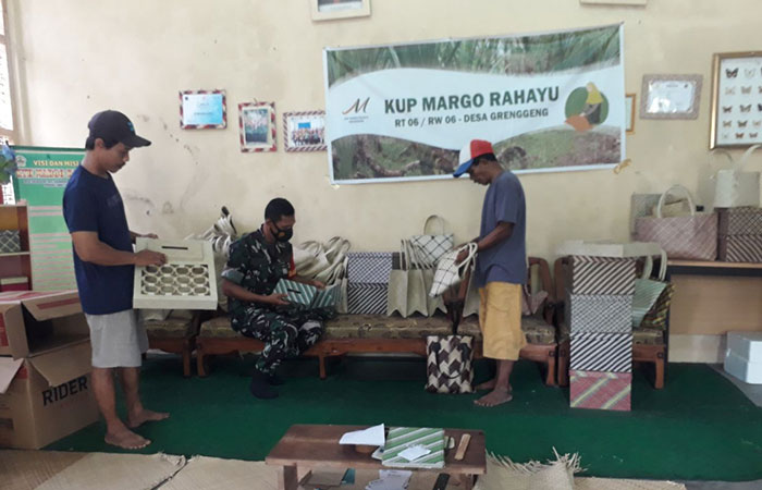 TETAP BERTAHAN : Warga Desa Grenggeng, Kecamatan Karanganyar memproduksi anyaman pandan yang merupakan tradisi turun temurun.ISTIMEWA