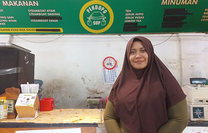 SEGAR: Pemilik Pendopo Sop Suryanti di Warungnya Jumat (10/11).&nbsp;Winda Atika Ira P/Radar Jogja&nbsp;