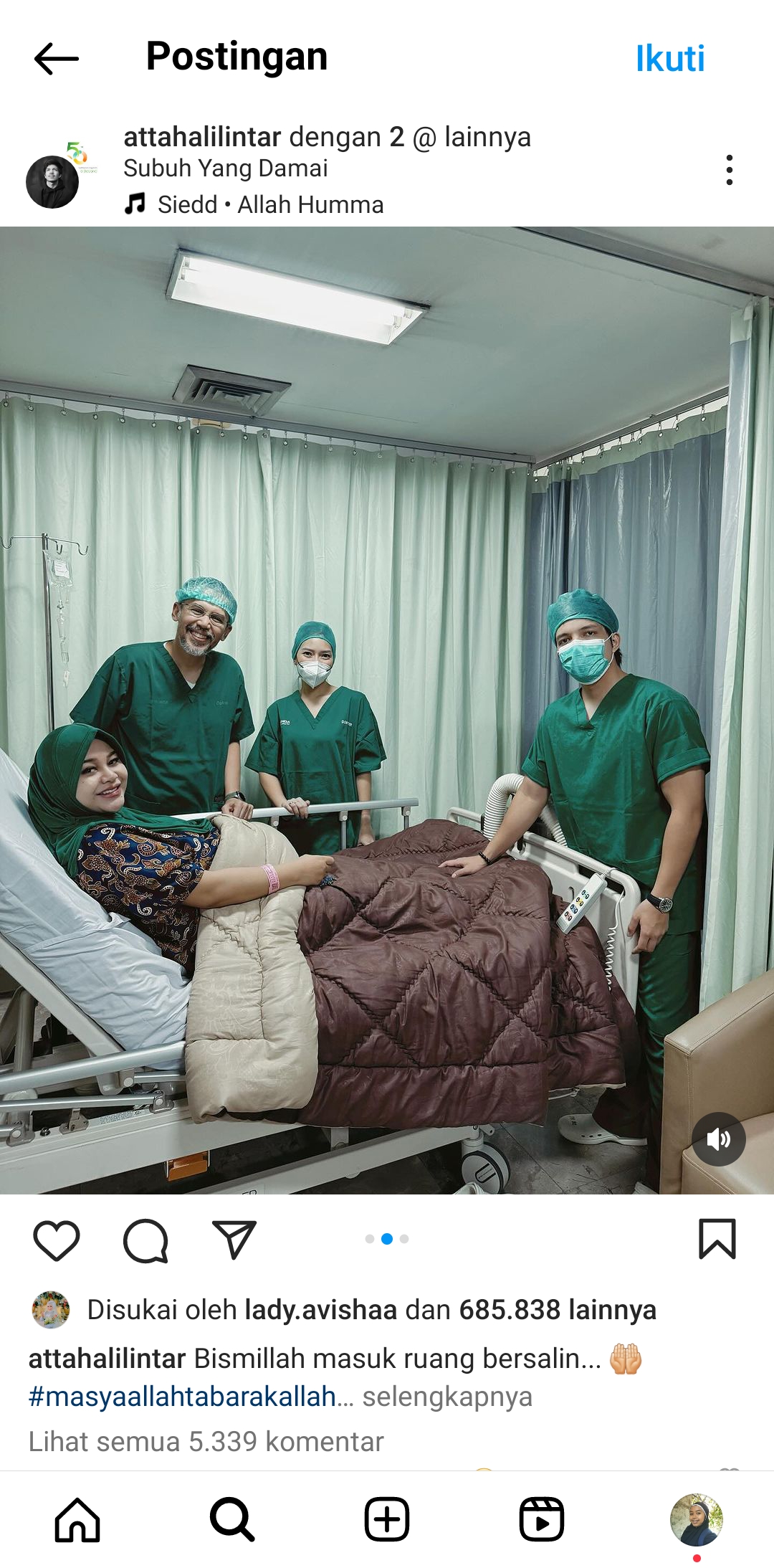 Aurel Hermansyah (kiri) menuju proses persalinan bayi kedua di rumah sakit, didampingi sang suami Atta Halilintar (kanan). (Instagram/@attahalilintar)