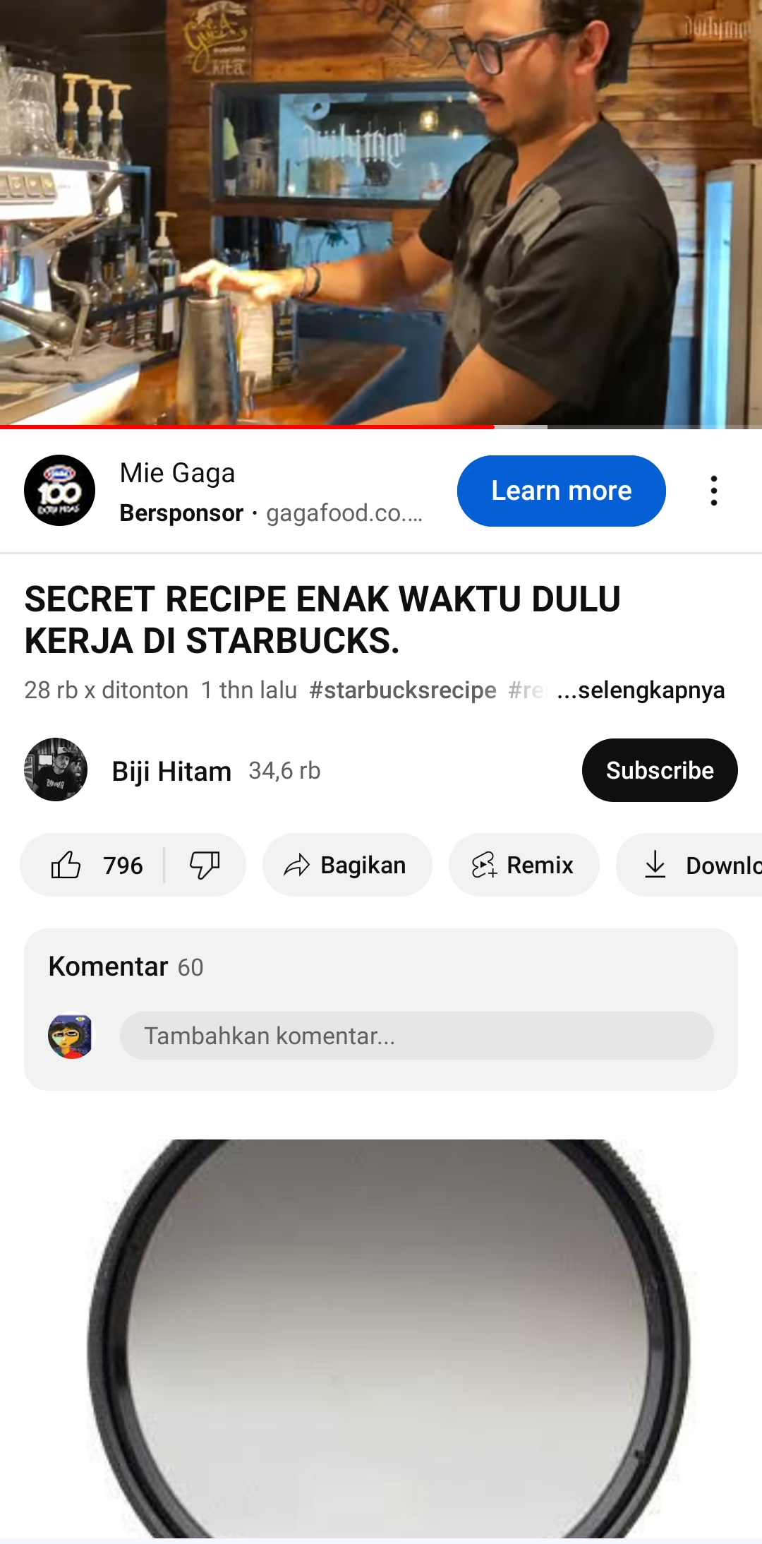 Mantan karyawan Starbuck Dika membagikan resep rahasia minuman Double Shot Ice Shaken Espresso favorit pelanggan. (Tangkapan layar YouTube/Biji Hitam)