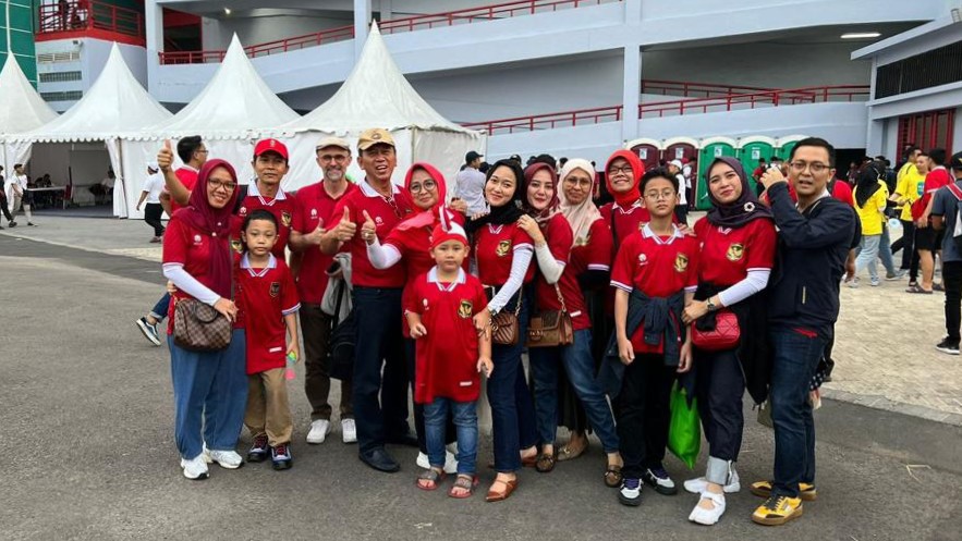 DUKUNG PENUH: Rombongan keluarga Amar Brkic datang ke Stadion GBT. (Istimewa)