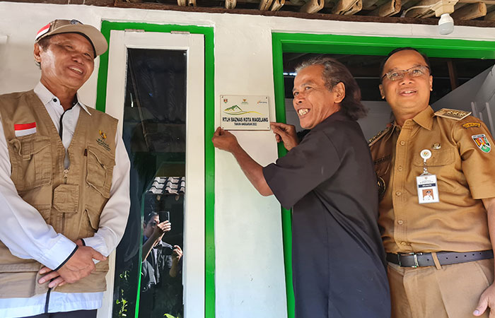 SENANG: Mulyono berkesempatan mendapat bantuan dari Baznas Kota Magelang untuk merenovasi rumah tidak layak huni (RTLH) miliknya.Naila Nihayah/Radar Jogja