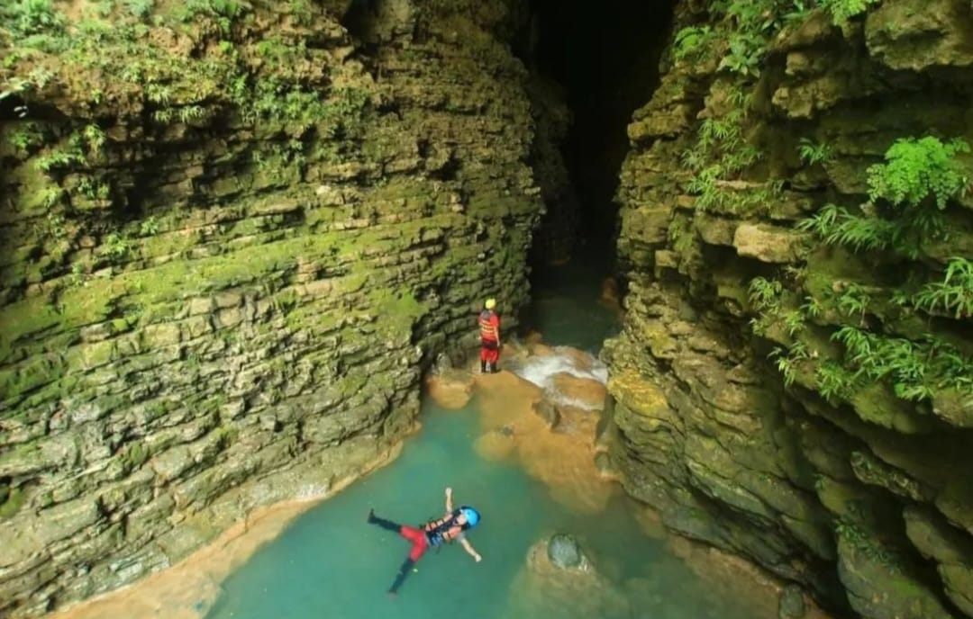 TERDAMPAK KEMARAU: Wisatawan nampak menikmati keindahan destinasi wisata Cave Tubing Kalisuci, di Pacarejo, Semanu. (Dok Kalisuci untuk Radar Jogja)