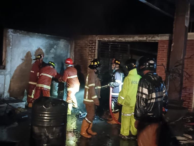 PEMADAMAN: Kobaran api itu berhasil melalap hampir seluruh bangunan rumah milik Dedi Sugiarto, Sabtu petang (11/11).