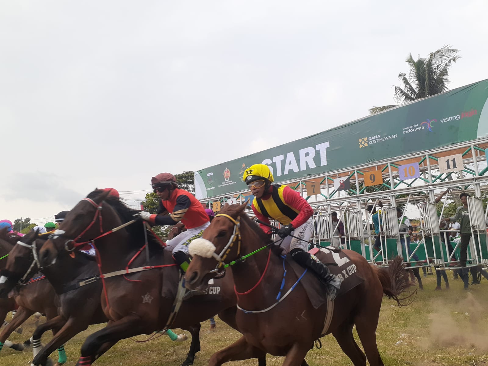 CEPAT: Joki memacu kuda dalam Kejuaraan Pacuan Kuda Piala Raja Hamengku Buwono X Ke-13 Tahun 2023 yang digelar di Gelaggang Pacuan Kuda Sultan Agung, Bantul, Minggu (12/11). (Rizky Wahyu/Radar Jogja)