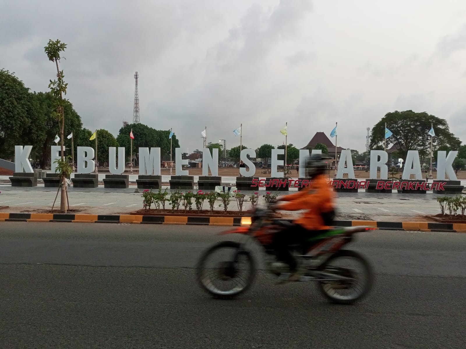 CAPAIAN MOLOR: Papan tagline terpasang di Alun-alun Kebumen. Meski begitu, Bupati Kebumen Arif Sugiyanto menyebut realisasi progres pembangunan masih meleset dari target. (M.HAFIED/RADAR KEBUMEN)