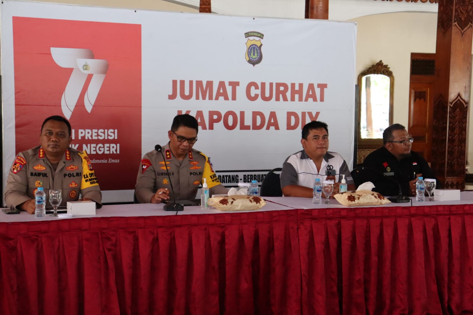 SOLUTIF: Kapolda DIY Irjen Pol Suwondo Nainggolan bersama Kapolresta Jogja Kombes Pol Saiful Anwar saat Jumat Curhat di Ndalem Ngabean Resto Jogja pada Jumat (10/11). (Dok Humas Polresta Jogja)