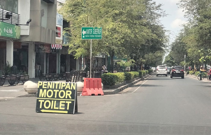PENUNJUK: Papan penunjuk jalan parkir motor dan toilet di jalan Malioboro yang dinilai kurang estetik.ISTIMEWA