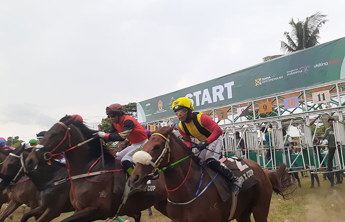 KETAT: Kelompok King Halim Stable berhasil menyabet juara pada kejuaraan pacuan kuda Piala Raja Hamengku Buwono X di Gelaggang Pacuan Kuda Sultan Agung, Bantul, (12/11).RIZKY WAHYU/RADAR JOGJA