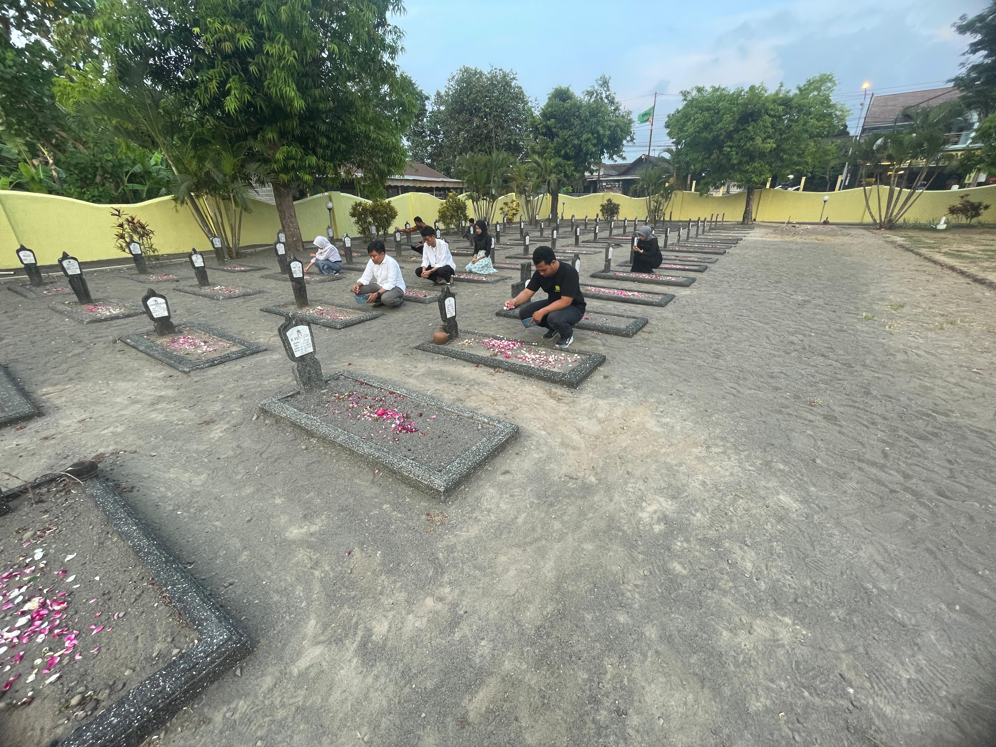 Para pemuda dari Fonaba dan RKP melakukan ziarah dan tabur bunga di Makam Pahlawan Kusuma Bangsa Jumat (10/11)