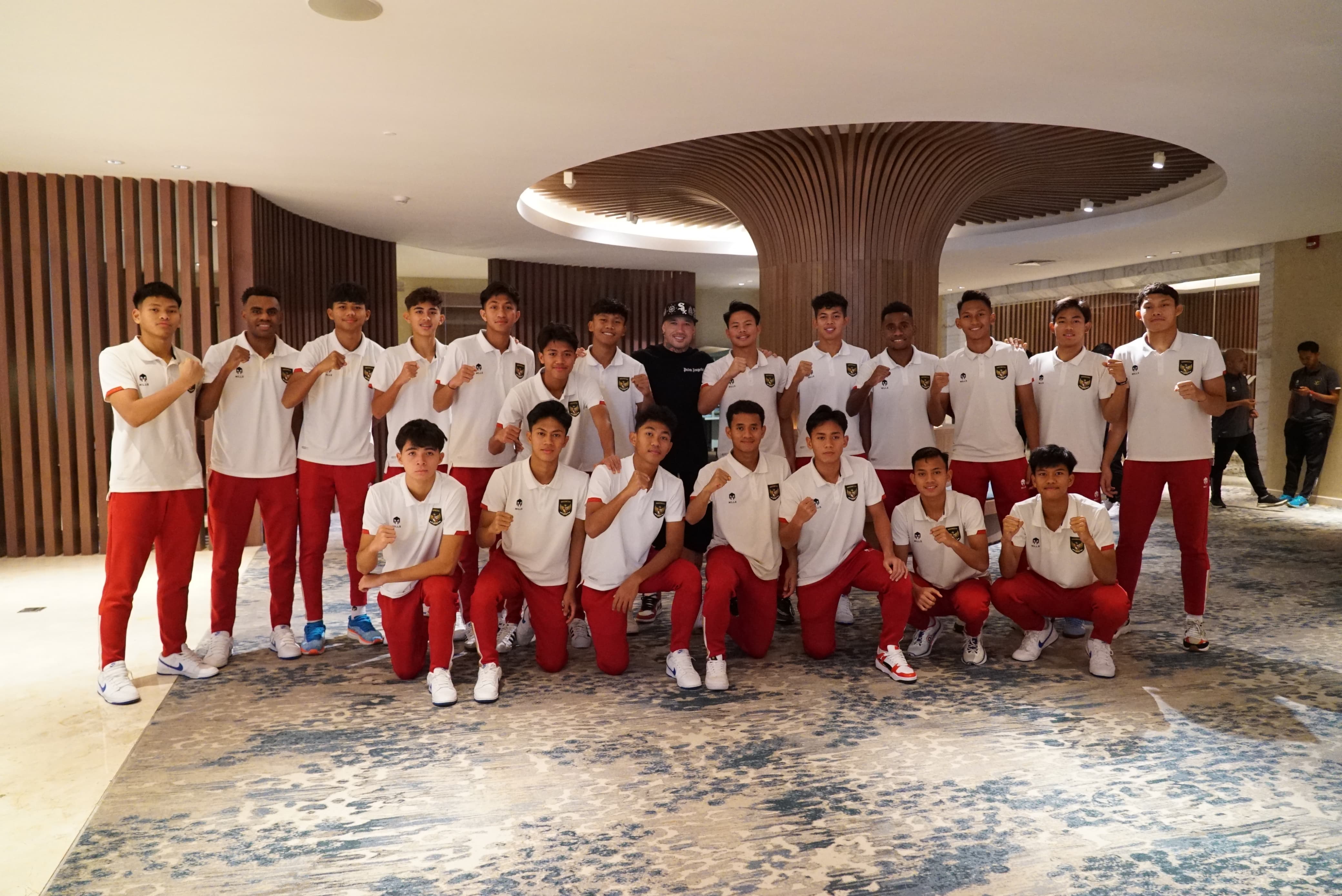 para punggawa Timnas Indonesia U17 bersama Radja Nainggolan (credit: Media PSSI)