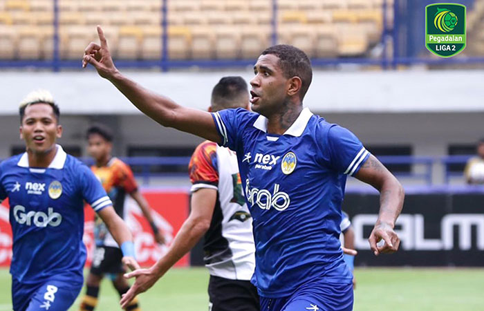 PEMBEDA: Para pemain PSIM Jogja merayakan gol Augusto Neto atas PSKC Cimahi di Stadion Gelora Bandung Lautan Api (GBLA) Bandung,TIM MEDIA PSIM JOGJA