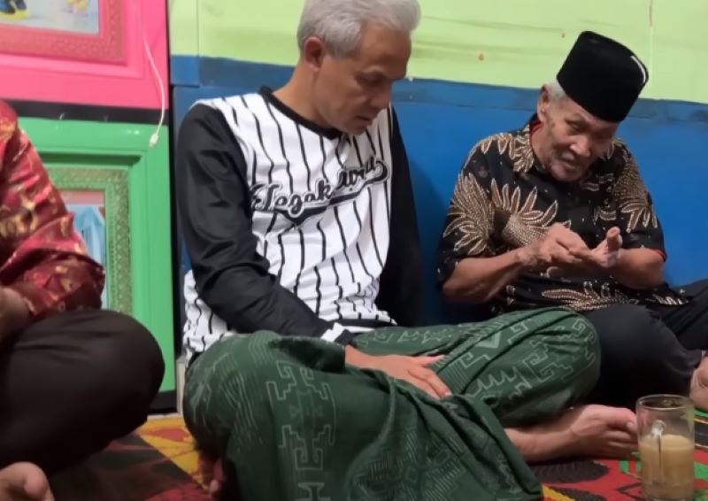 Capres Ganjar Pranowo saat kunjungi rumah warga di Kabupaten Asahan, Sumatera Utara. (Youtube/Warta Kota Production)
