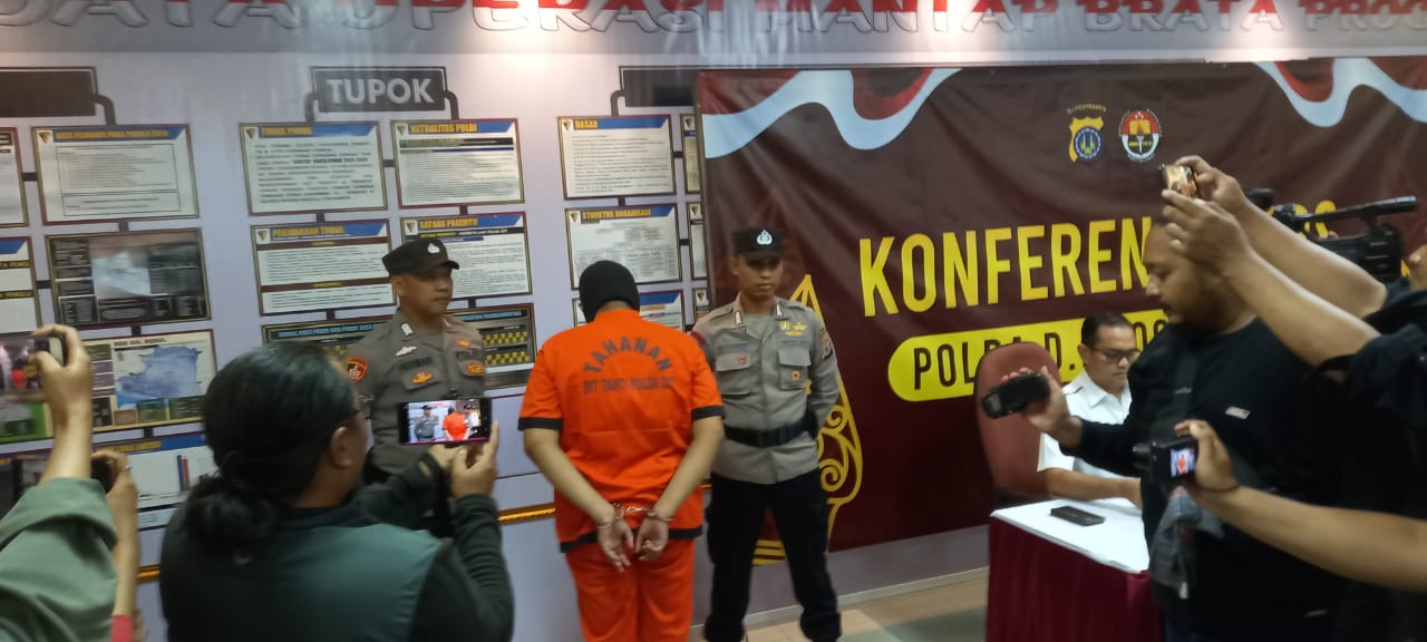 Ditreskrimsus Polda DIY menangkap RAN yang diduga menyebarkan hoax soal ancaman pemerkosaan oleh anggota BEM UNY