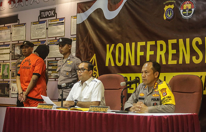 TERUNGKAP: Pelaku berinisal RAN, 19, yang menyebarkan berita hoaks tentang kekerasan seksual yang dilakukan oleh anggota BEM FMIPA UNY dihadirkan di Mapolda DIJ (13/11).