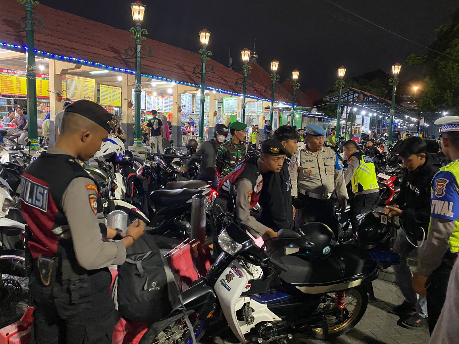 DITINDAK: Tim URC Patroli bersama Satlantas Polresta Jogja merazia knalpot brong demi mewujudkan Jogja yang aman dan nyaman. (Dok Satlantas Polresta Jogja)