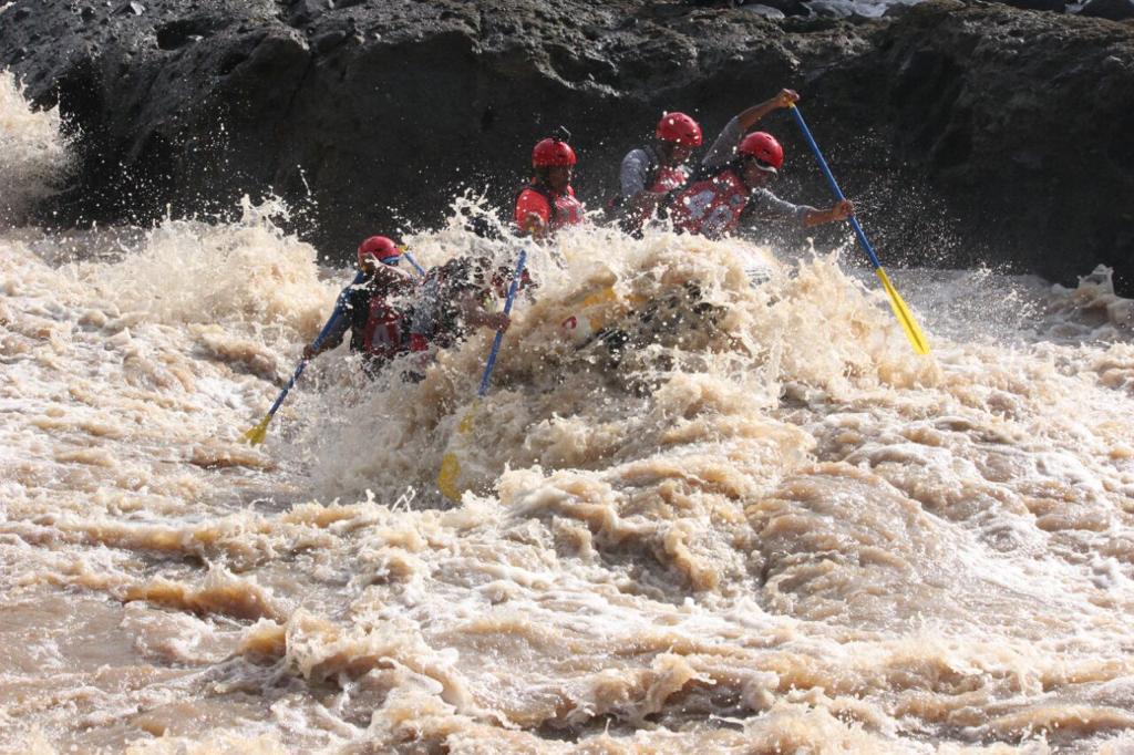 PENGALAMAN: Atlet saat arung jeram di Kali Progo. (Dok FAJI DIY)
