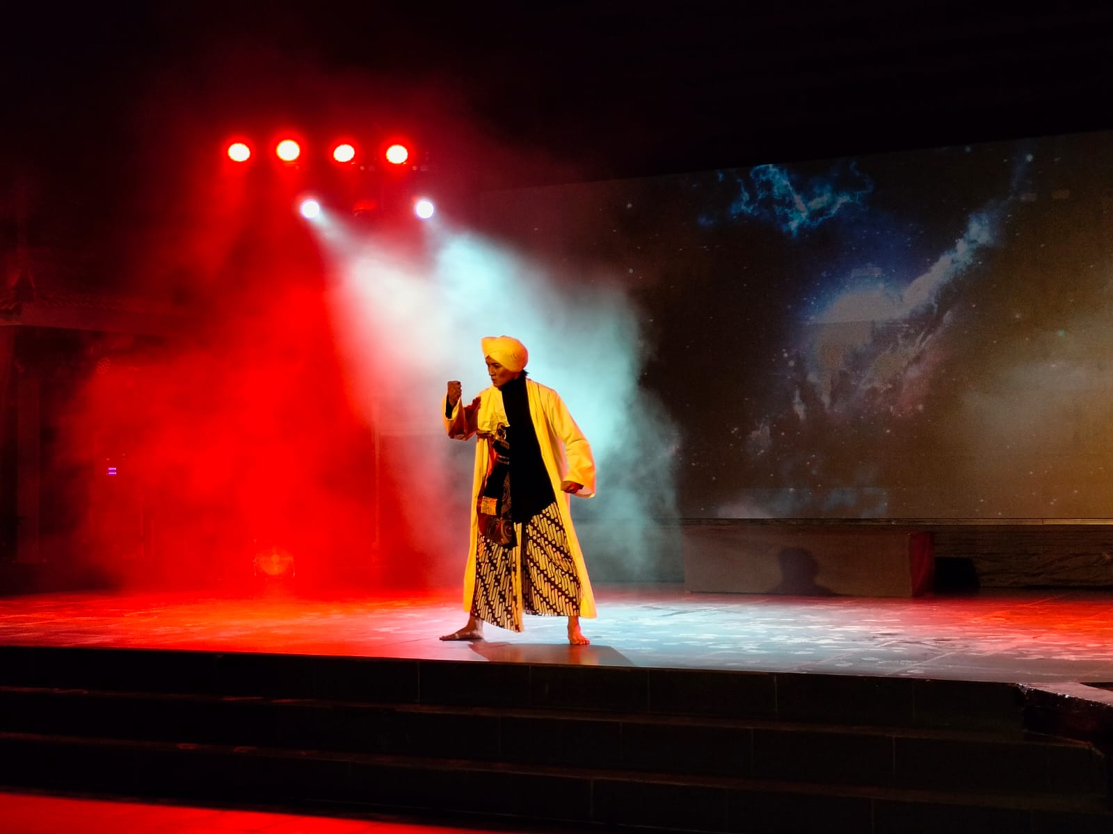 Pementasan Opera Jawa Diponegoro yang digelar Patra Padi dalam rangka Haul Pangeran Diponegoro di Amphitheater Purawisata Minggu (12/11).