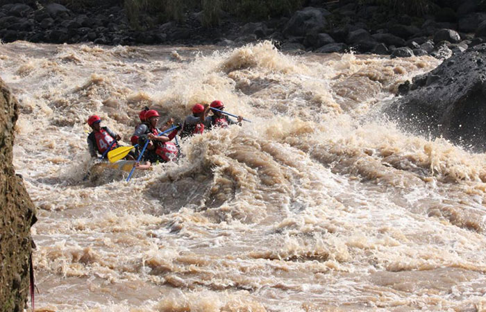 MENANTANG: Para atlet saat melakukan arung jeram di Sungai Progo. Sungai Progo memiliki arus yang menantang untuk ditaklukkan.Dokumen FAJI DIJ