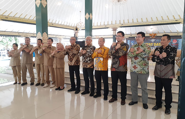 KERJA SAMA: Bupati Sleman Kustini Sri Purnomo bersama jajarannya seusai menjalin kerja sama tentang pengolahan sampah dengan PT SBI Senin (13/11).IWAN NURWANTO/RADAR JOGJA&nbsp;