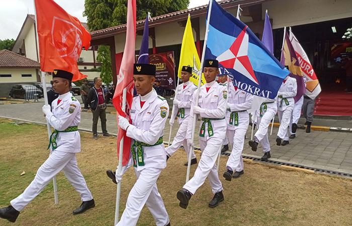KIRAB : Bendera partai politik bakal diarak ke seluruh daerah pemilihan di Kebumen sebelum dibawa ke Cilacap.M HAFIED/RADAR KEBUMEN
