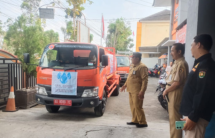 Sejumlah tangki air bersih dari BPBD Kabupaten Purworejo masih terus disalurkan ke masyarakat terdampak meski hujan telah turun di wilayah Kabupaten Purworejo, Senin (13/11).ISTIMEWA