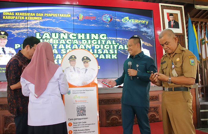LITERASI DIGITAL : Bupati Kebumen Arif Sugiyanto mencanangkan program tugu baca di Pendopo Kebumian, Senin (13/11).M Hafied/Radar Kebumen