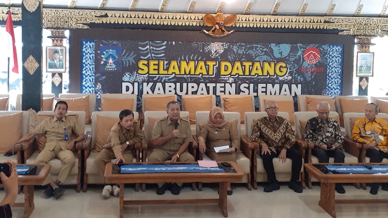 BERES: Bupati Sleman Kustini Sri Purnomo bersama jajarannya seusai kerja sama pengolahan sampah dengan PT SBI, Senin (13/11). (IWAN NURWANTO/Radar Jogja)
