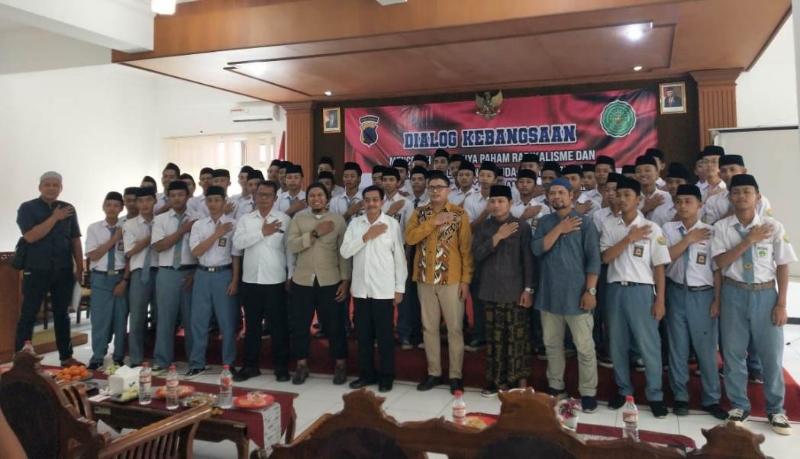 DEMI BANGSA: Polda Jateng menggandeng KPU Kabupaten Purworejo menggelar Dialog Kebangsaan di Pondok Pesantren An Nawawi Berjan, Purworejo, Senin (13/11).