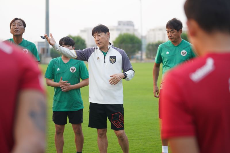 Pimpin: Shin Tae-yong mendampingin latihan perdana Timnas Indonesia di lapangan latihan komplek Stadion International Basra,Irak (PSSI)