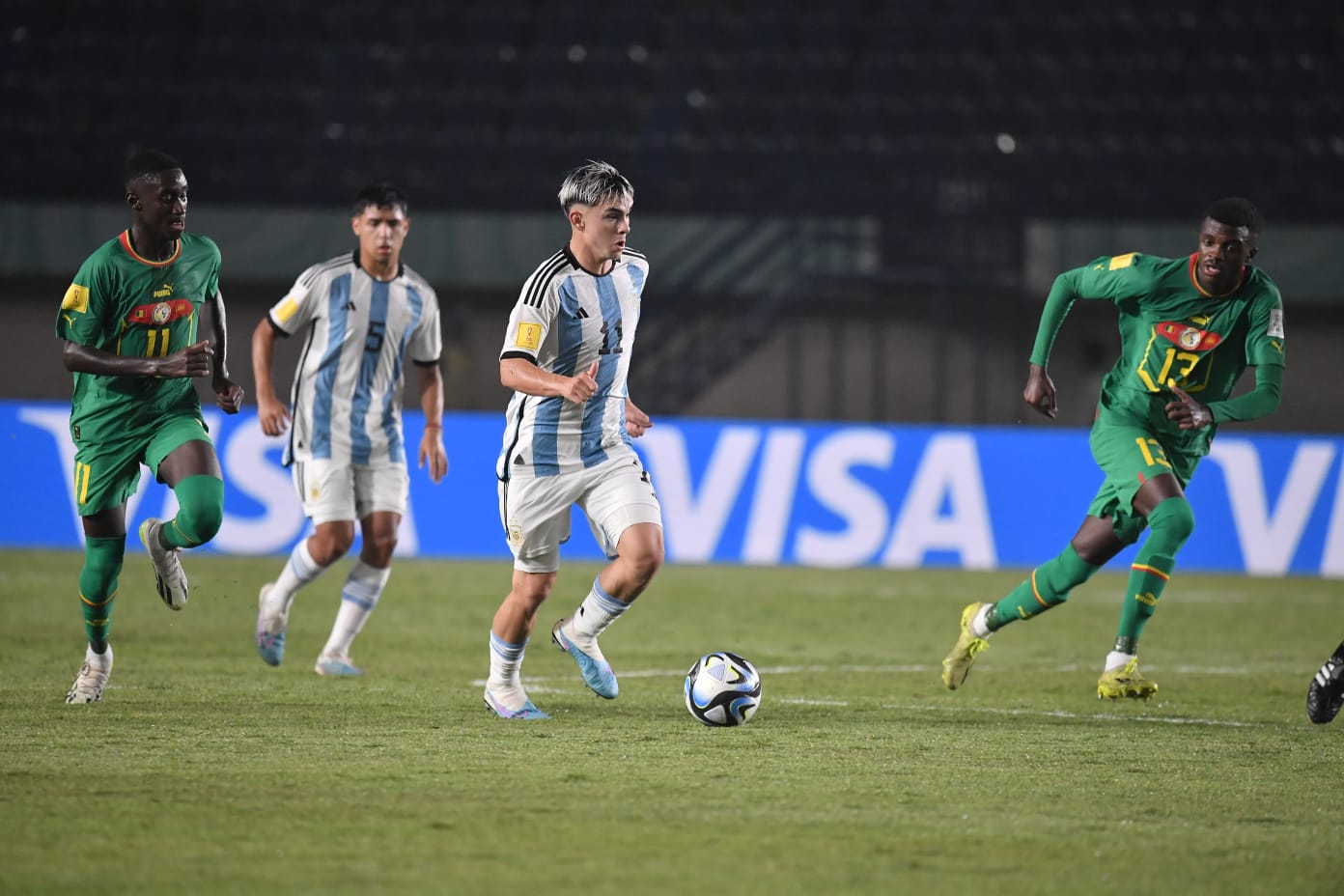Skuad Argentina U-17 (putih) saat berlaga kontra Senegal U-17. (Foto: Dok. LOC WCU17SBN)