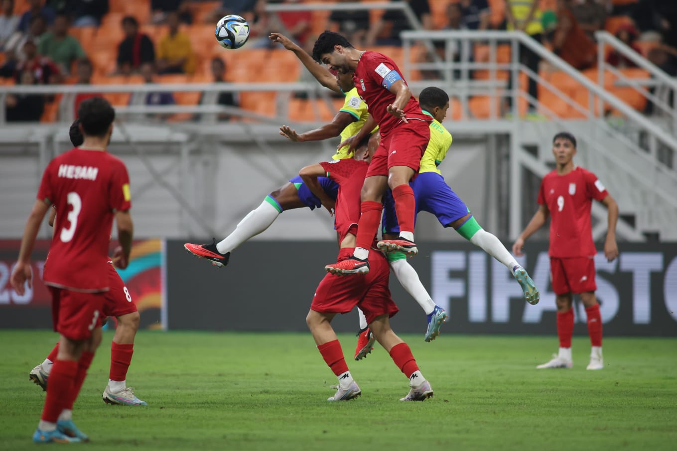 KALAH: Skuad Brasil U-17 saat berlaga melawan Iran U-17 (merah). (Foto: Dok. LOC WCU17BRY)