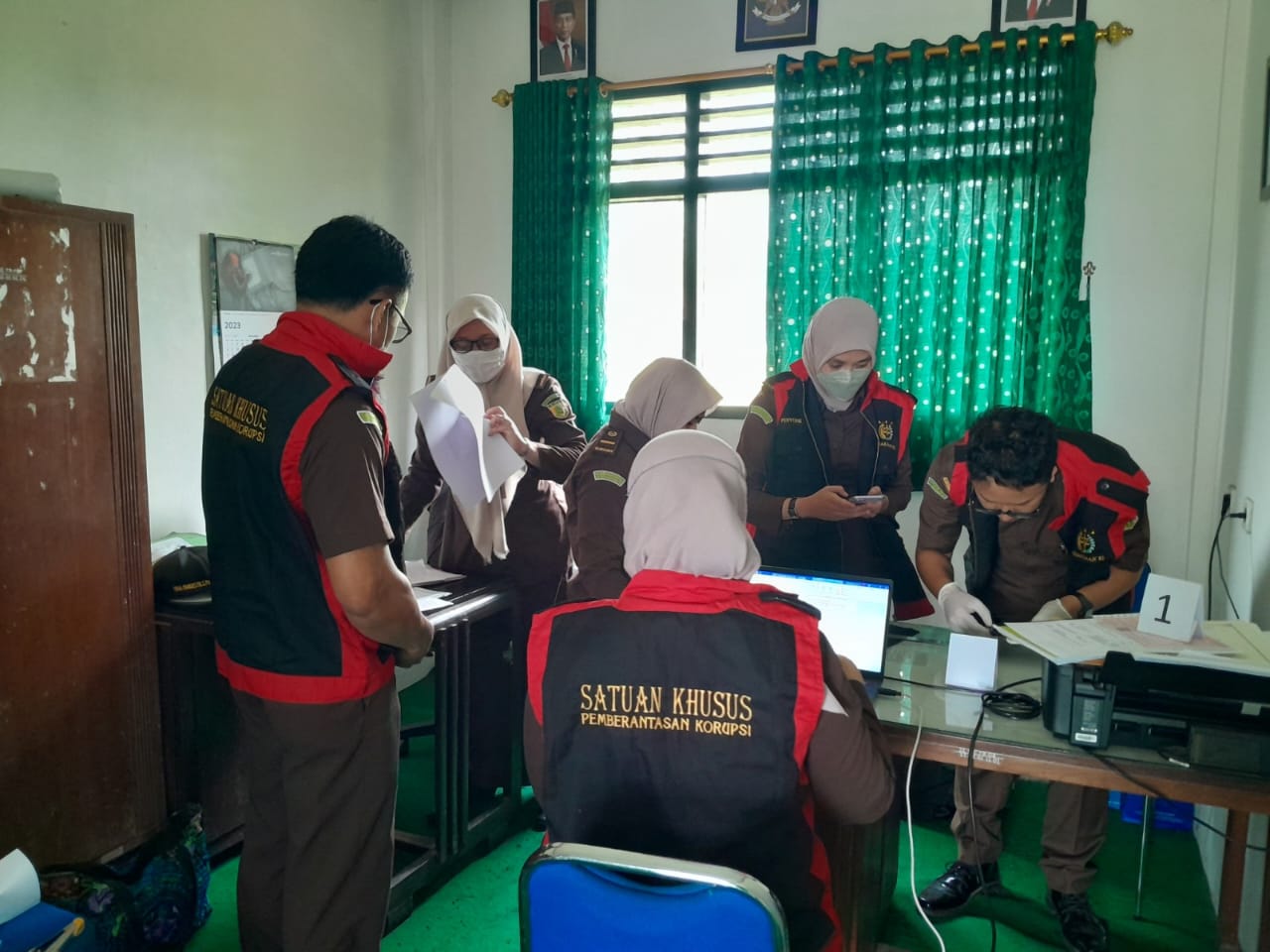 Kejati DIY saat melakukan penggeledahan di kantor kelurahan Candibinangun, Sleman (dok Kejati DIY)