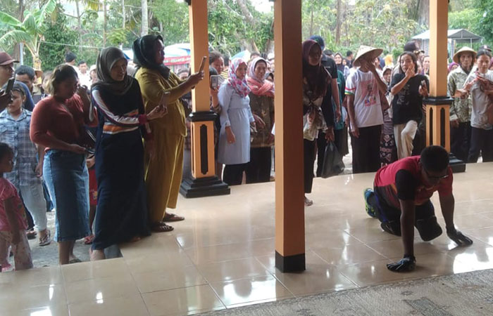SEMANGAT - Ngatimin,52 seorang warga Padukuhan Karangnongko, Kalurahan Kemiri, Kapanewon Tanjungsari, merangkak menuju kantor balai padukuhan setempat, Minggu (12/11)
