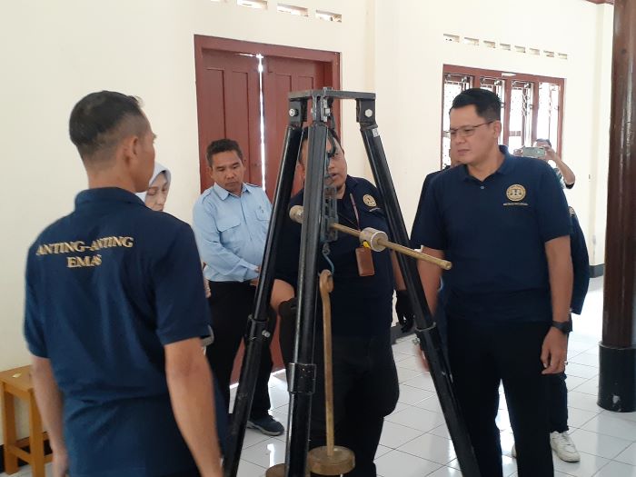 Wakil Bupati Sleman Danang Maharsa saat melaunching program Anting-anting Emas di kalurahan Pandowoharjo, Sleman pada Selasa (14/11).  IWAN NURWANTO