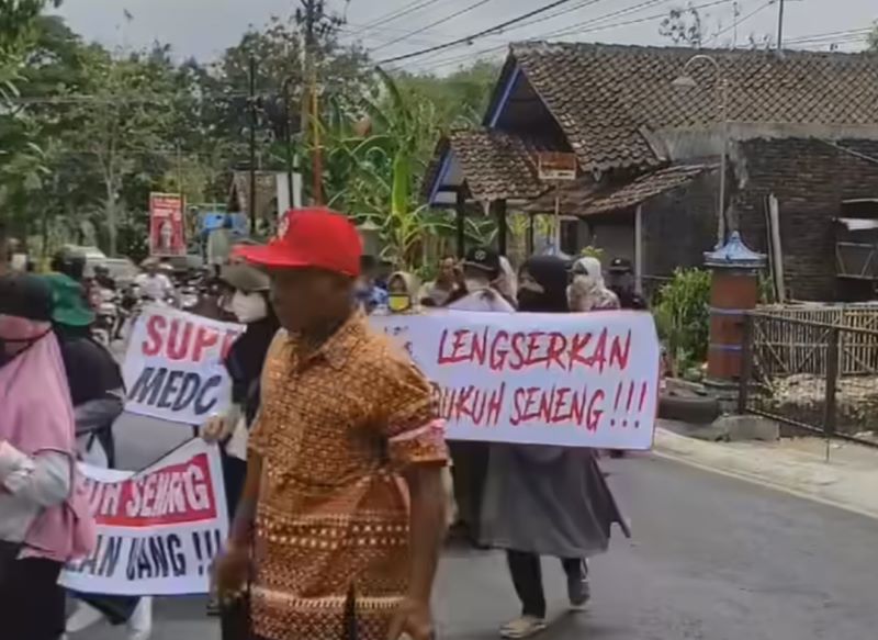 Warga Pandukuhan Seneng, kelurahan Siraman, Wonosari, Gunung Kidul lakukan aksi demo tegas menuntut pengunduran diri seorang oknum dukuh. (Screenshoot Reel Instagram/@Gunungkidul.update)