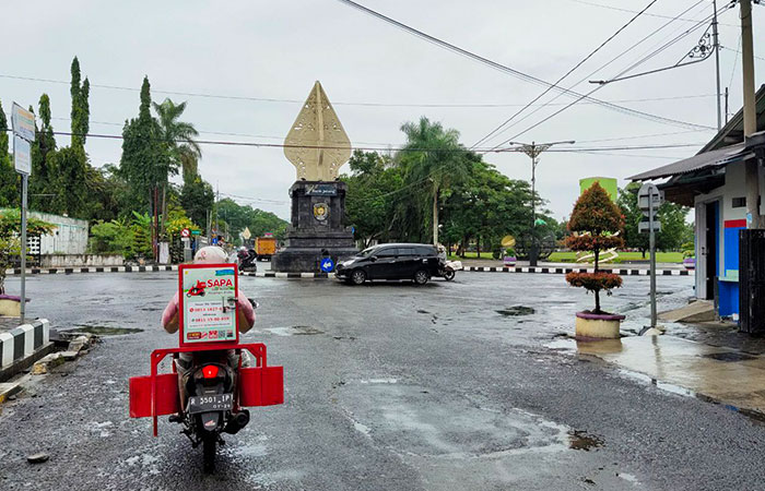 BASAH: Suasana hujan di wilayah perkotaan Purworejo, yakni di sekitar Alun-Alun Purworejo beberapa waktu lalu.JIHAN ARON VAHERA/RADAR JOGJA
