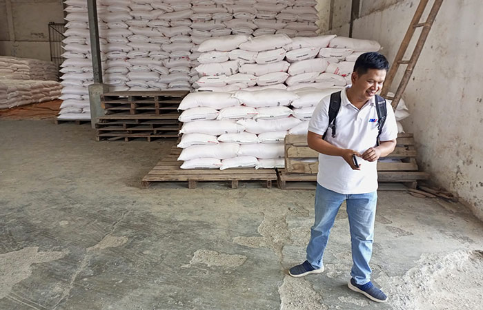 TERSEDIA: Tumpukan pupuk subsidi di gudang pupuk perwakilan PT Pupuk Indonesia di Kebumen.M HAFIED/RADAR KEBUMEN