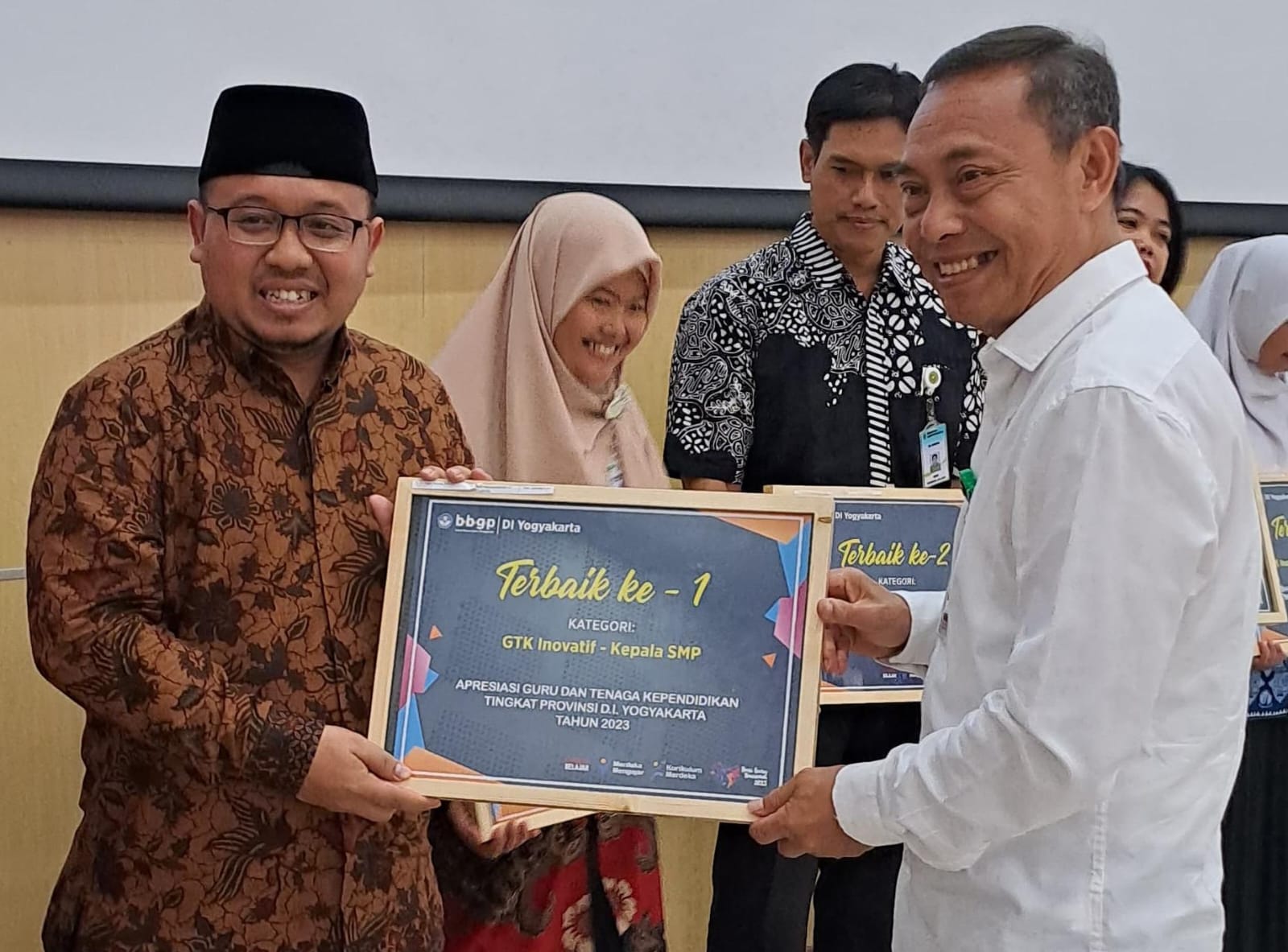 SELAMAT: Kepala SMP Muh Al Mujahidin Gunungkidul Agus Suroyo saat meraih peringkat pertama Kepala SMP Inovatif Provinsi DIY.