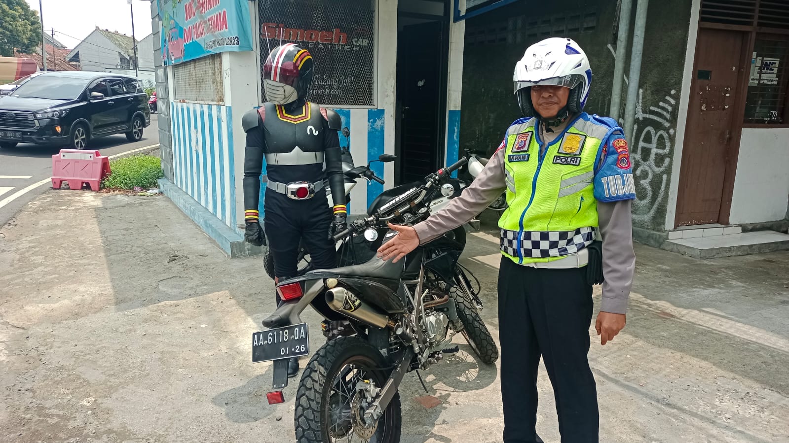 BLOMBONGAN: Pengendara yang mengenakan pakaian ala Ksatria Baja Hitam ditilang di simpang empat Kentungan, Jalan Kaliurang Selasa siang (14/11). (Dok Satlantas Polresta Sleman)