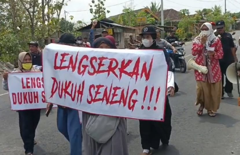 BANYAK MASALAH: Warga Padukuh Seneng, Kalurahan Siraman, Kapanewon Playen long march menuju kantor Balai Kalurahan Siraman menuntut Dukuh Seneng Supriyadi mundur dari jabatan Selasa (14/11.