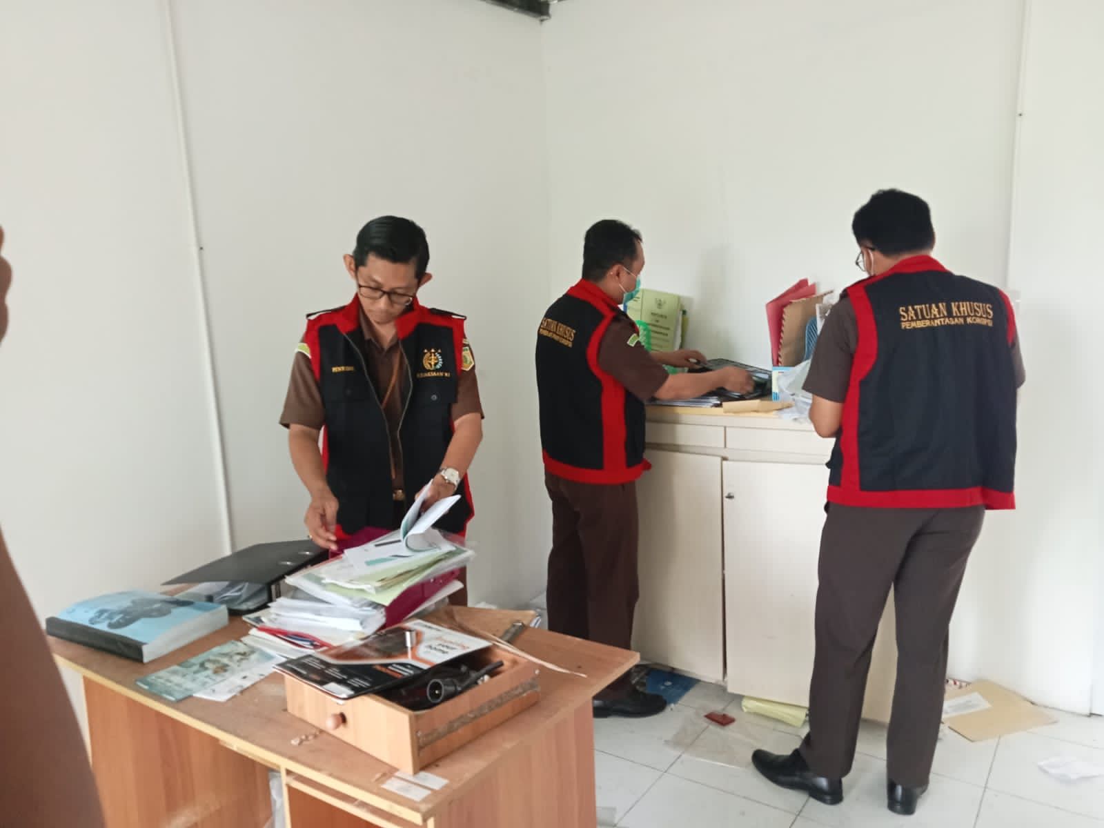 UNGKAP: Petugas Kejati DIY menggeledah kantor PT JEW di Jalan Bulus Lor, Kalurahan Candibinangun, Kapanewon Pakem, Kabupaten Sleman, Selasa (14/11). (Kasi Penkum Kejati DIY)
