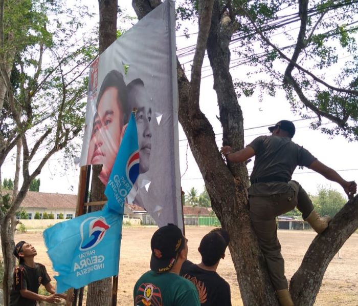 MELANGGAR - Petugas melakukan pencopotan paksa terhadap APS Parpol bermasalah di wilayah Kapanewon Playen Selasa (14/11) (Satpol PP untuk Radar Jogja)