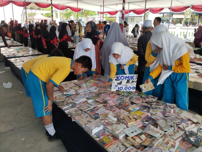 Suasana pameran buku yang digelar oleh Dinpusip Purworejo di halaman Perpustakaan Kabupaten Purworejo yang terletak di Kecamatan Kutoarjo pada Selasa (14/11). JIHAN ARON VAHERA/RADAR JOGJA